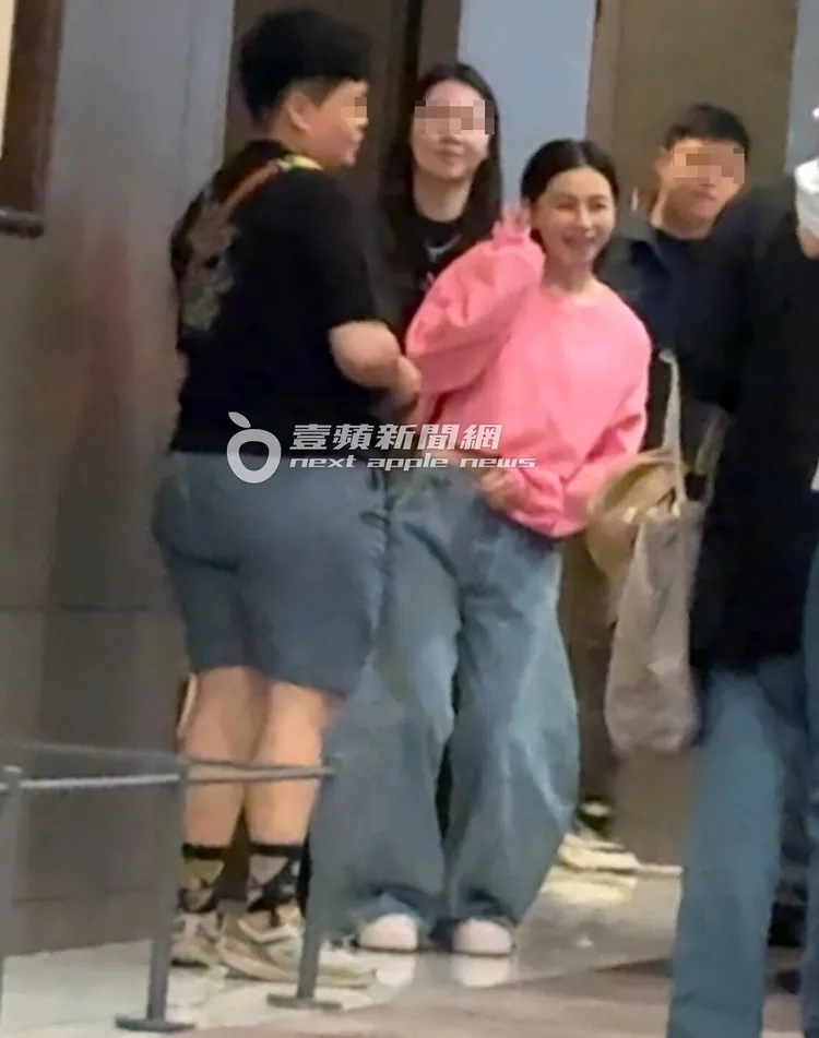 徐若瑄記者會結束，換上輕便服裝與大家合影。特勤中心攝