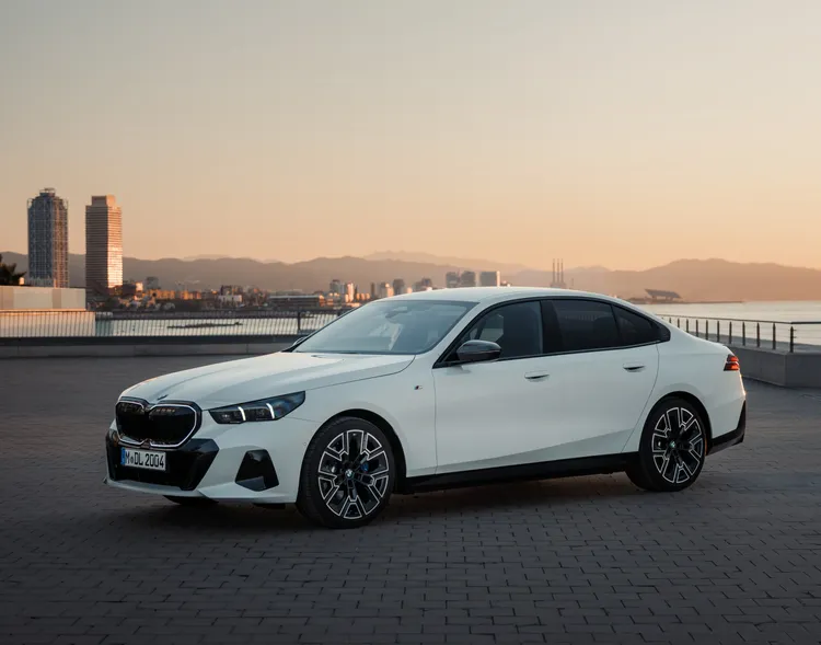 總代理汎德推出「BMW 110周年全車系尊榮優惠」，提供彈性入主BMW 5系列，包含180萬元48期零利率專案，或低月付9,900元起的分期購車方案。業者提供