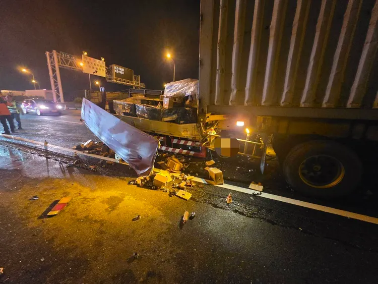 小貨車車頭整個塞進貨櫃車車斗，觸目驚心，另外還波及一部廂型車。民眾提供