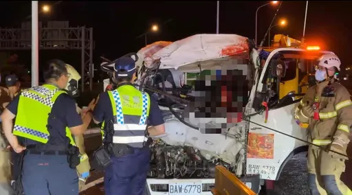國道驚悚意外！小貨車追撞貨櫃車　車頭「塞」車斗駕駛慘死