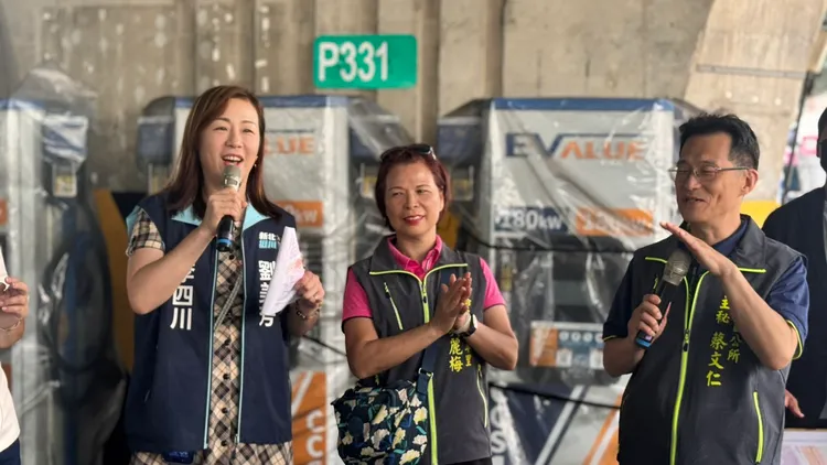 爭取聯翠里活動中心定案，劉美芳也非常感動，更感謝市府與區公所支持。服務處提供