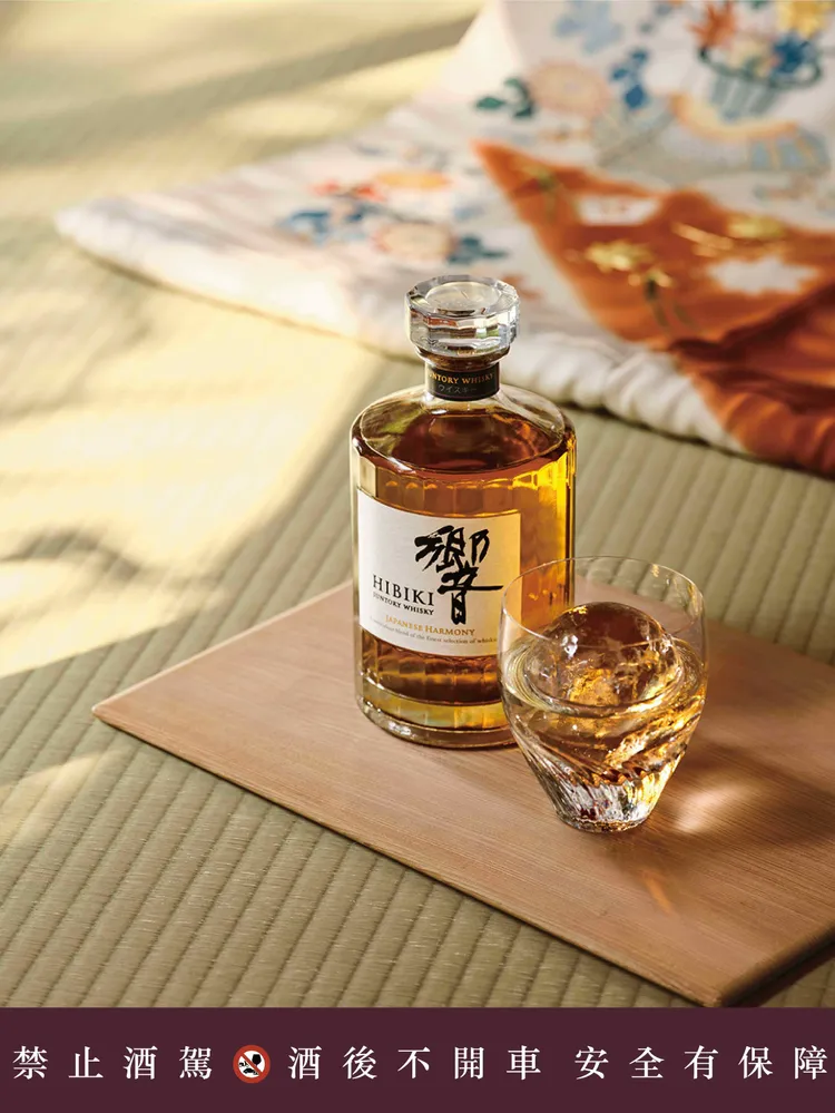 和紙藝術家堀木エリ子自1989年起，親手製作每一瓶響HIBIKI酒標。業者提供