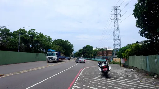 騎一半突然偏向路邊！板橋老翁自撞水泥護欄　搶救仍不治