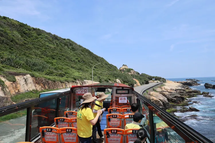 搭乘青春山海線景觀巴士，沿北海岸行進，可從高視角飽覽山海交織的壯麗風光，體驗輕鬆舒適的旅遊方式。觀光局提供