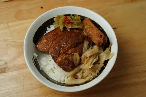 男爌肉飯一口沒吃留錢走人！　30年老店急尋人「錢不能收」　真相曝光了