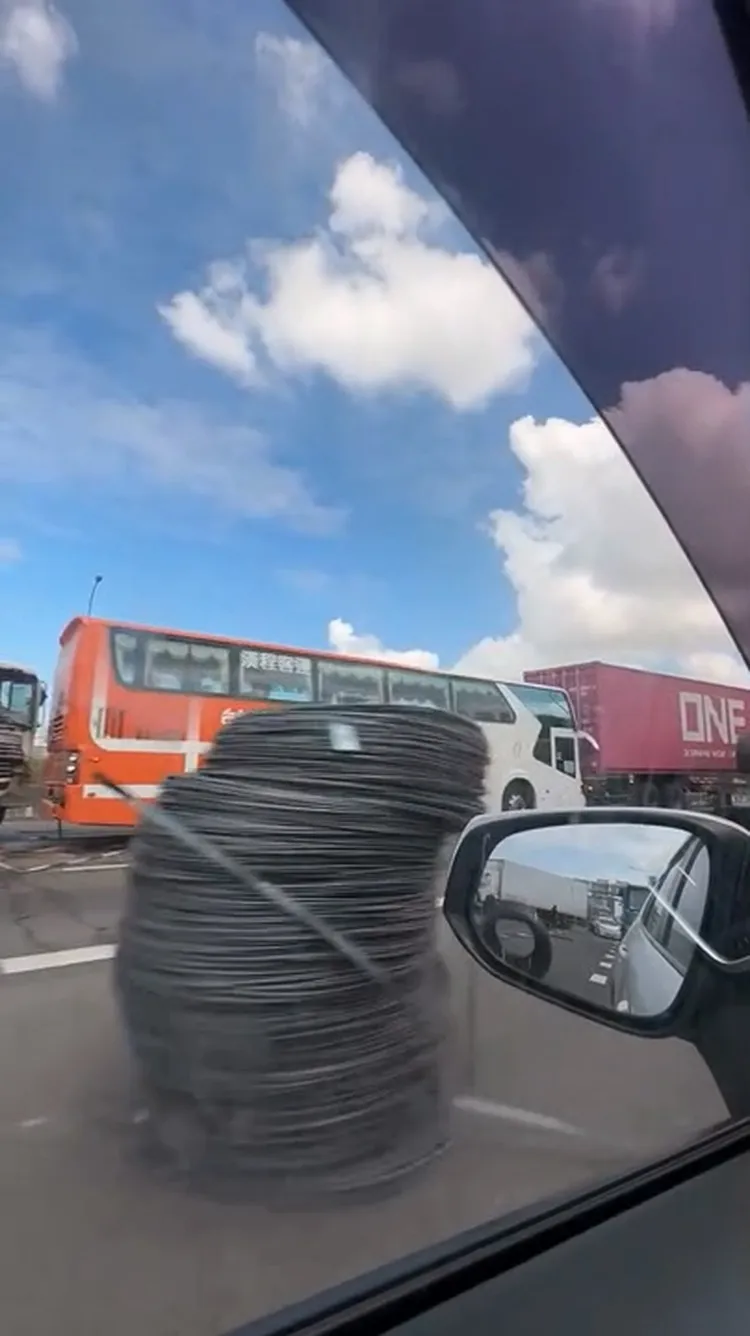 國1北向368.7km發生6部大車追撞，大捲線材掉落。翻攝畫面