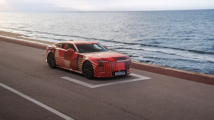 原型車獨特的藝術塗裝，巧妙呈現出全新車款獨樹一格的線條輪廓，以藝術詮釋Jaguar品牌精神。
