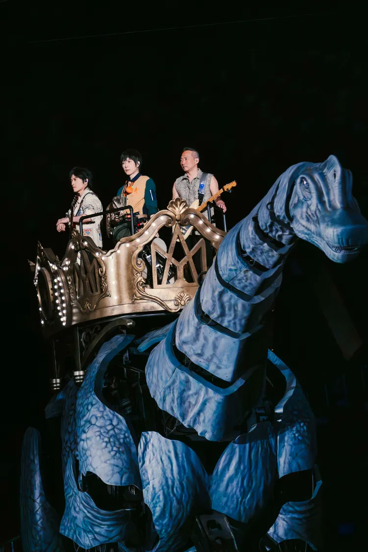 五月天開唱，恐龍飛天遁地。相信音樂提供