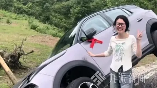 新車第一天就栽溝　女駕駛比YA燦笑合照「保險生效了」