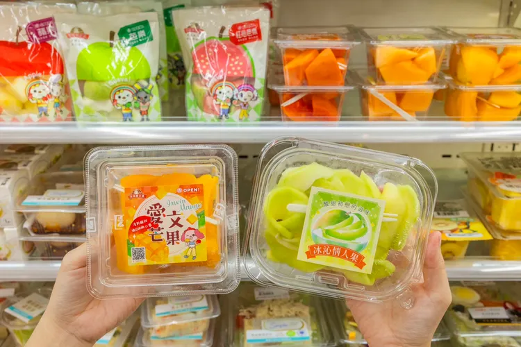 「愛文芒果切片盒」（左）、金煌芒果製成的酸甜「情人果切片」。7-ELEVEN提供