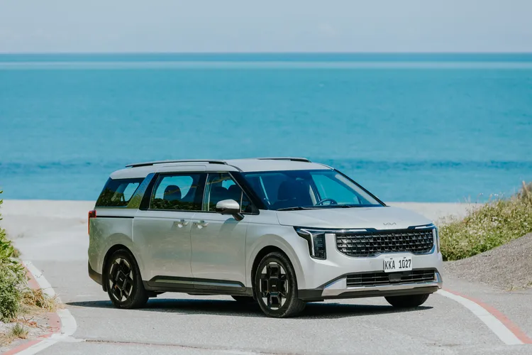 Kia Carnival打造頭等艙般的豪華車室空間，提供全車乘員尊榮的移動享受。業者提供