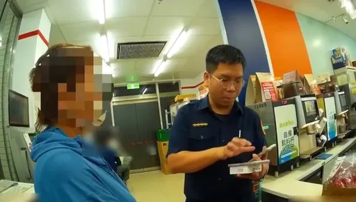 婦人慌張要寄提款卡！民眾店員機警報案　竟是要網購這東西險淪詐團人頭