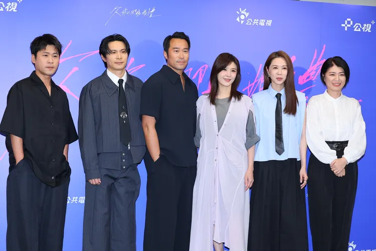 嚴藝文（右起）身為導演很勤奮陪演員宣傳，主演們謝盈萱、蘇慧倫、張孝全、姚淳耀、黃迪揚全出席。攝影中心攝
