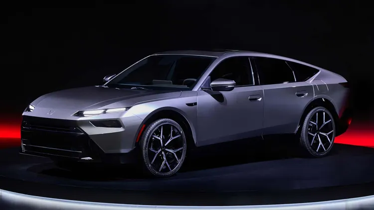 Honda新世代油電房車擁有相當低伸的車身比例與流線化輪廓，整體設計語彙也與先前的Honda 0 Saloon概念車有幾分相似。原廠照片
