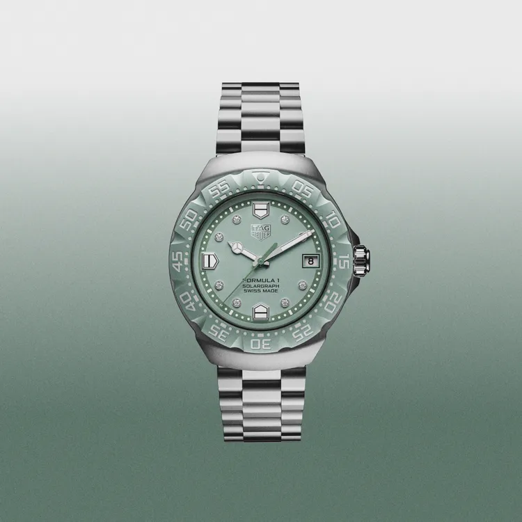 TAG Heuer Formula 1 Solargraph腕錶鼠尾草綠鑲鑽限量款，38mm，噴砂精鋼錶殼與環保再生材質雙向旋轉錶圈，粉綠色蛋白石錶面，噴砂精鋼三板帶鍊帶，Calibre TH50-00太陽能石英機芯，滿電可運作10個月，防水深度100米，9萬700元。品牌提供