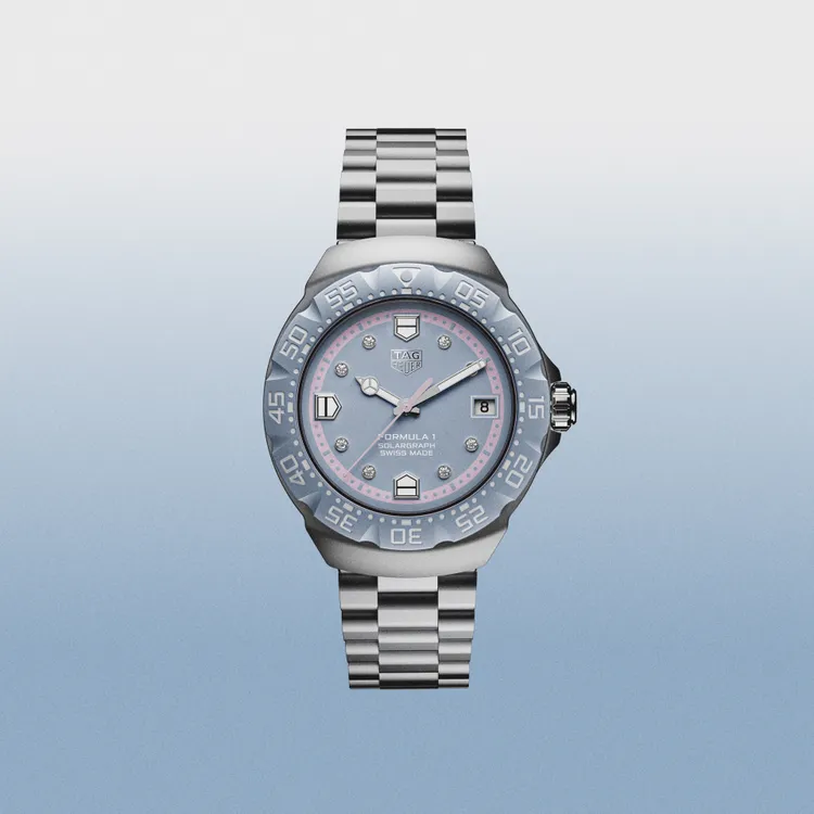 TAG Heuer Formula 1 Solargraph腕錶薰衣草藍鑲鑽限量款，38mm，噴砂精鋼錶殼與環保再生材質雙向旋轉錶圈，薰衣草藍色蛋白石錶面，噴砂精鋼三板帶鍊帶，Calibre TH50-00太陽能石英機芯，滿電可運作10個月，防水深度100米，9萬700元。品牌提供