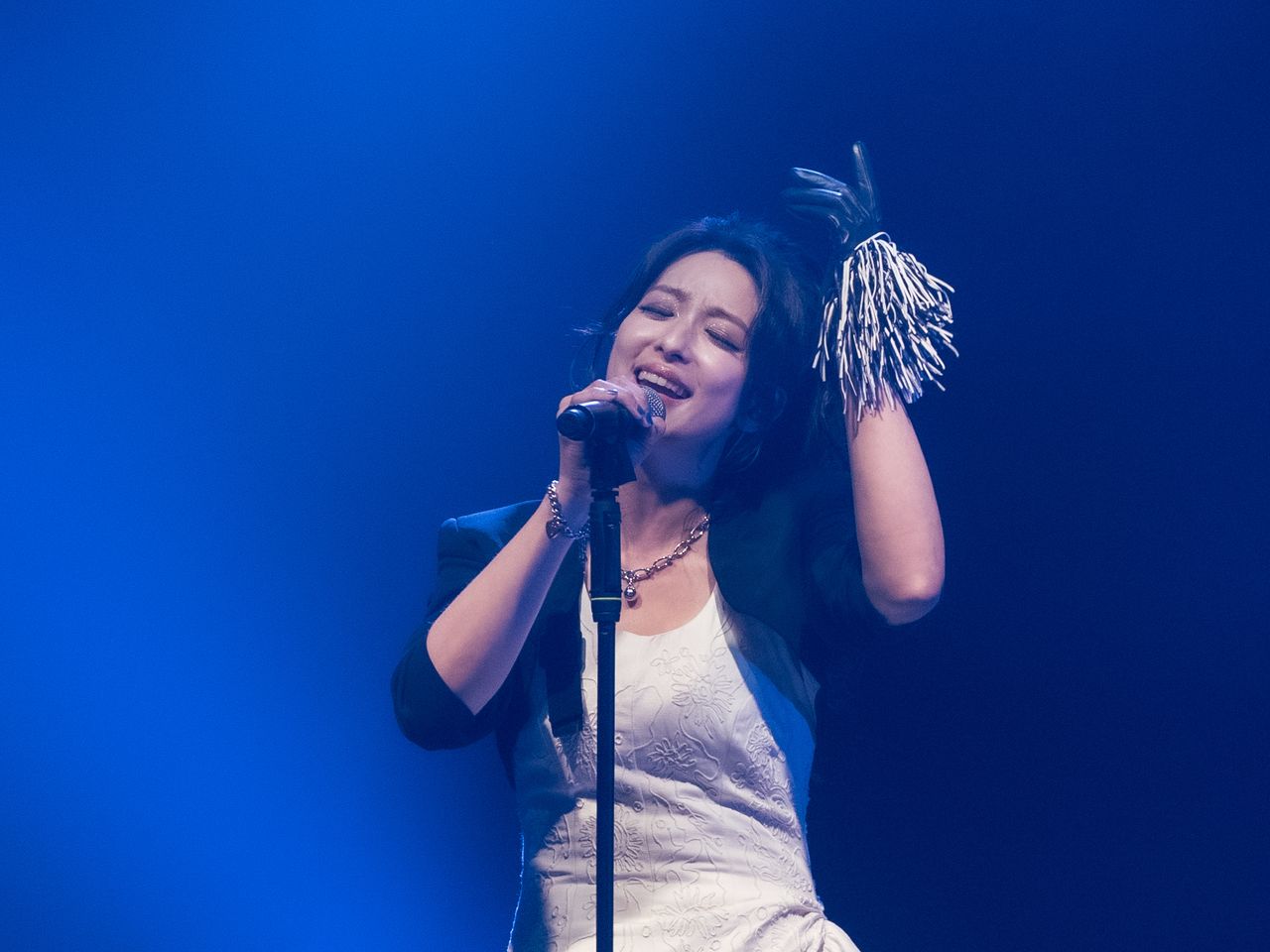 戲劇女神賴雅妍竟然會唱歌! 唱到「分岔」台下全瘋了!邊脫邊甜喊:讓我喘一下