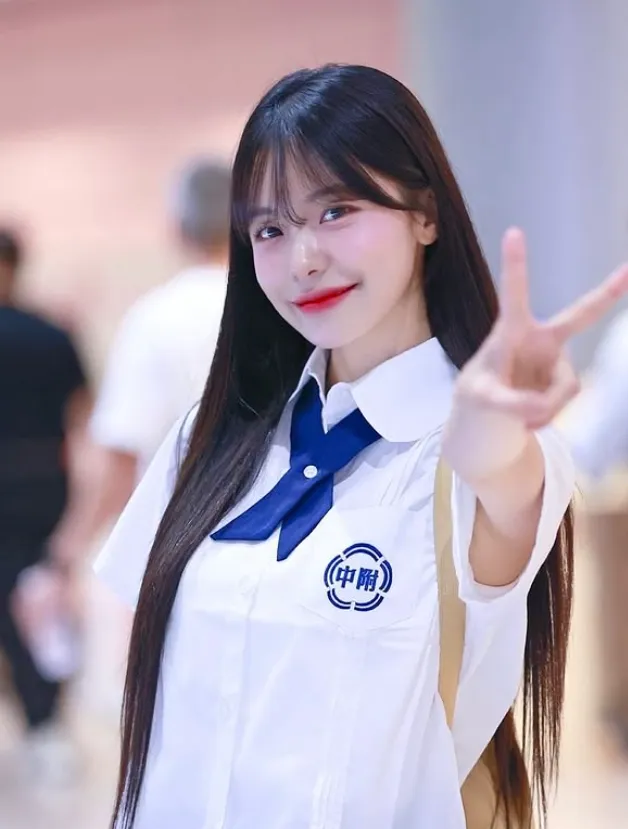 李多慧曾秀出穿師大附中制服美照，網友表示這是師大附中國中部校服。翻攝李多慧IG