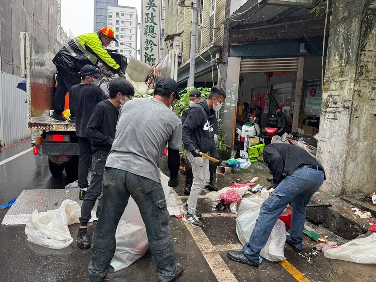 現場清除作業。民政局提供