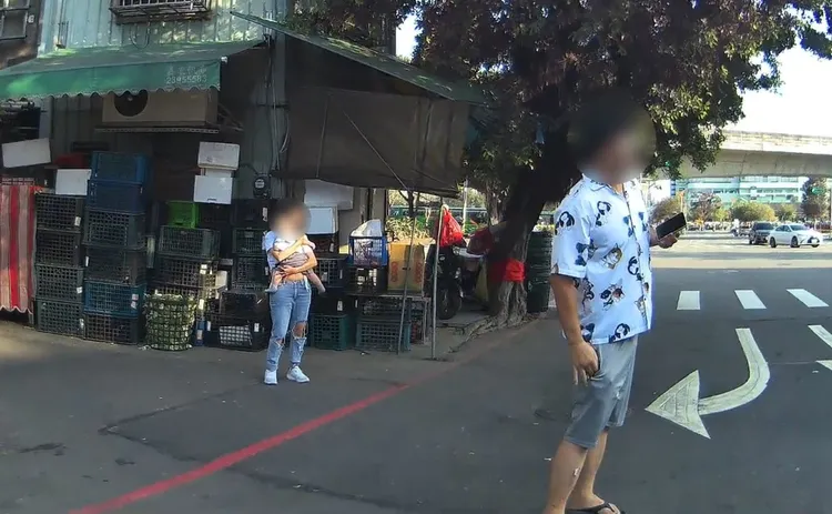 駕駛一家因車子故障卻因無法挪移，先在路旁等候，警方巡邏經過立刻下車協助排除故障。翻攝畫面