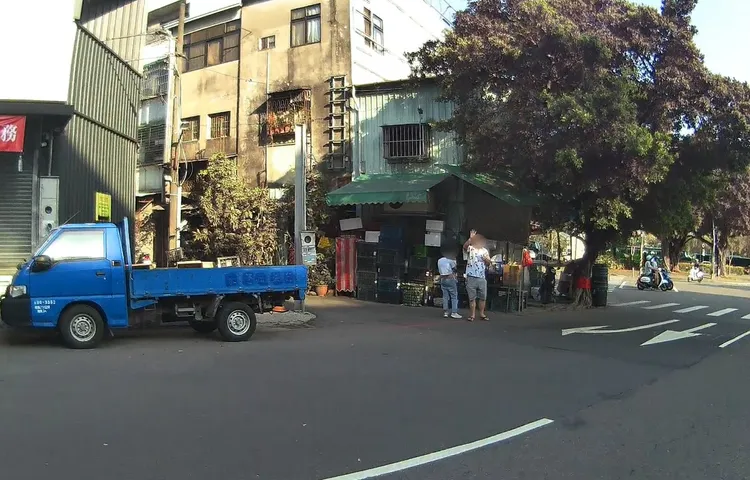 駕駛一家因車子故障卻因無法挪移，先在路旁等候，警方巡邏經過立刻下車協助排除故障。翻攝畫面