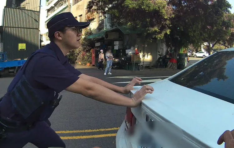 駕駛一家因車子故障卻因無法挪移，先在路旁等候，警方巡邏經過立刻下車協助排除故障。翻攝畫面