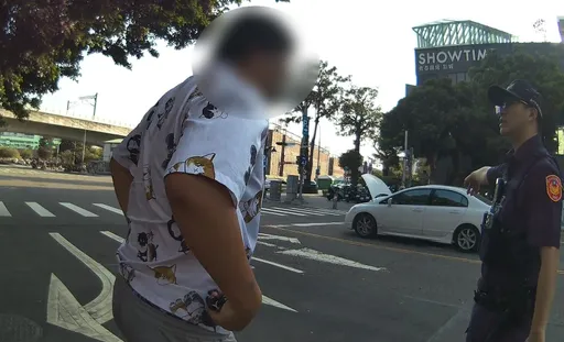 車故障路中阻交通　巡邏警見狀立助排除