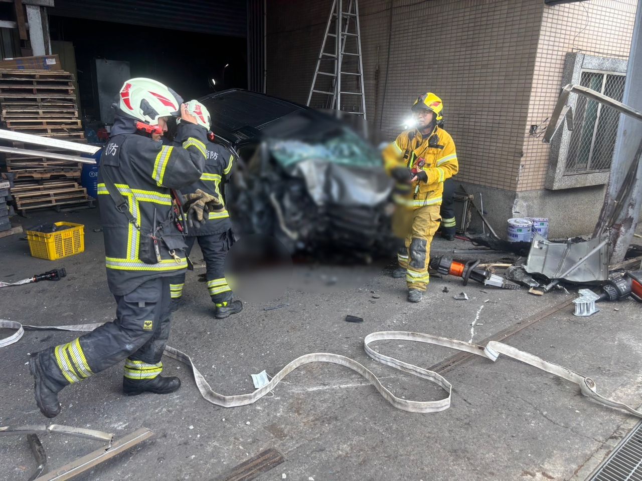 岡山轎車連撞4機車再衝進工廠!駕駛受困夾死 包包搜出喪屍煙彈