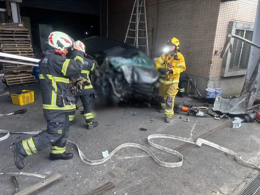 岡山轎車連撞4機車再衝進工廠！駕駛受困夾死　包包搜出喪屍煙彈