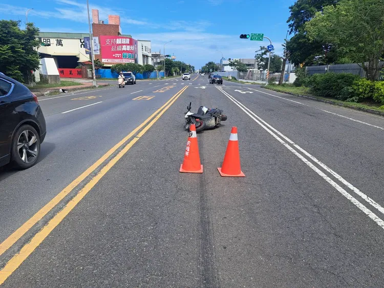 薛男撞4機車，造成5人輕重傷。翻攝畫面