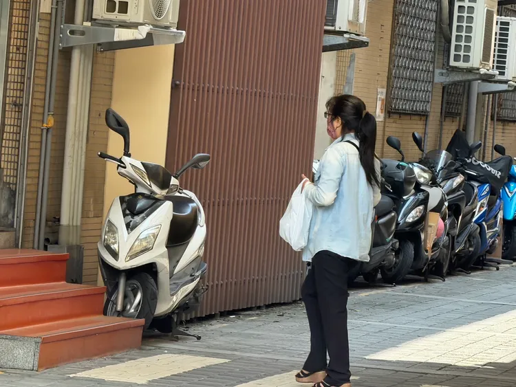 險遭張書源偷餵海洛因喪命的王女，日前出庭作證。讀者提供
