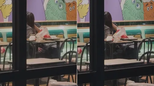 麥當勞激情！美眉親親邊撫鵰　男伴不准她摸讓網友大讚