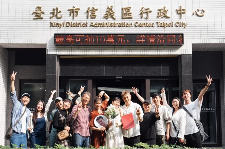 運動部長李洋（左）現身為好友證婚。翻攝自林俊易臉書