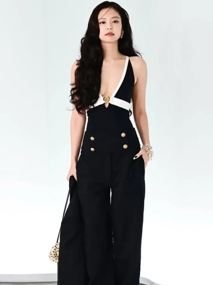 Jennie身著深V上衣搭配寬褲，造型相當復古性感。翻攝IG