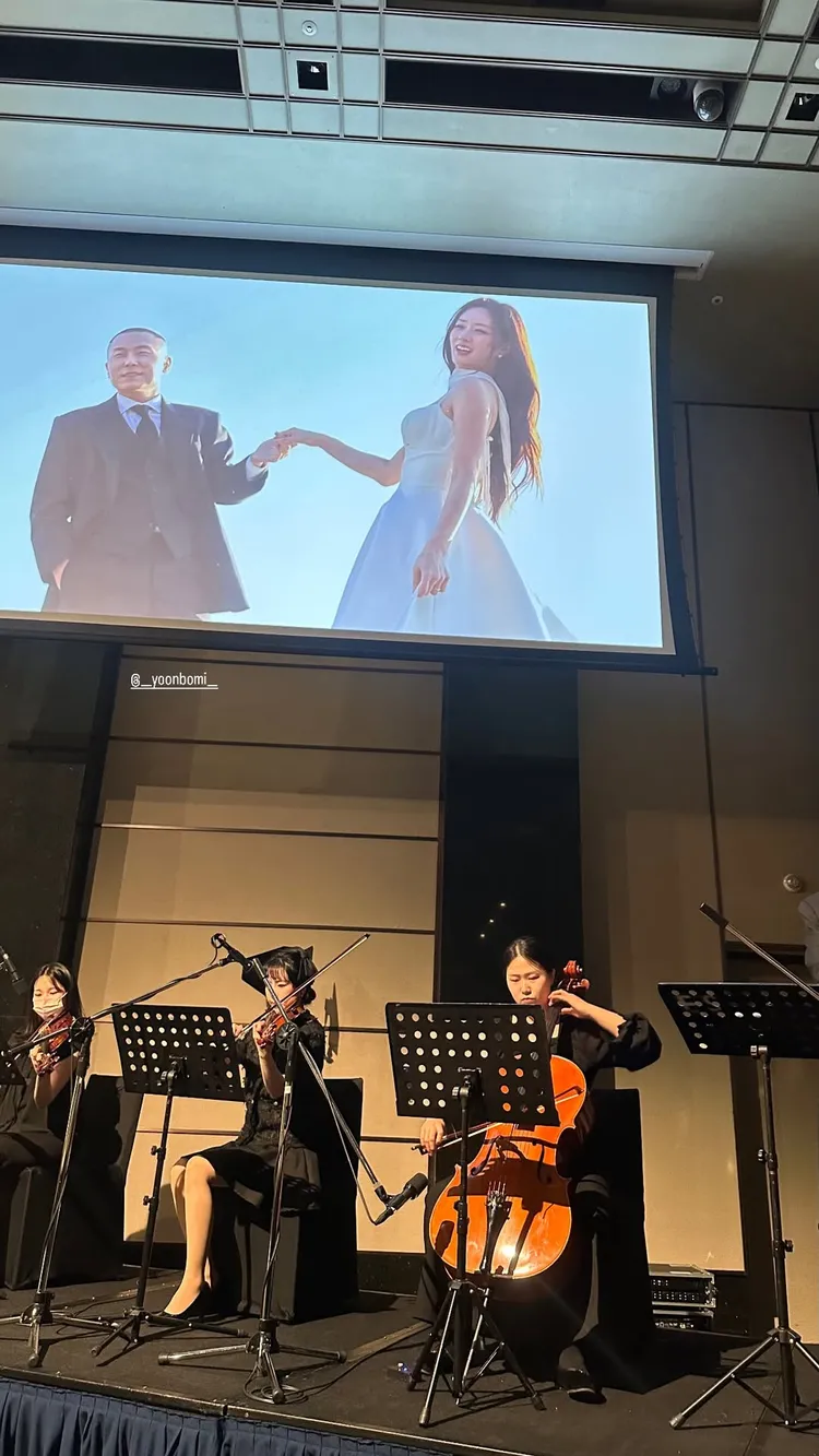 現場播放尹普美、Rado的唯美婚紗照，還有弦樂團伴奏。翻攝IG