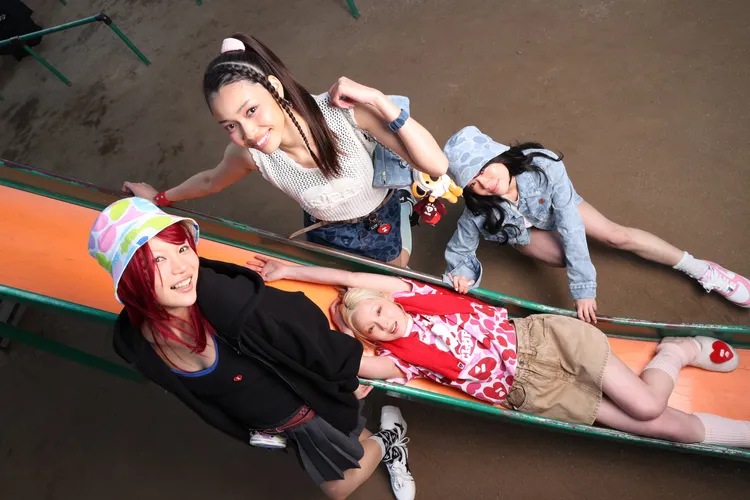 春季系列為Z世代女性的街頭校園風格帶來更多元的穿搭靈感。品牌提供