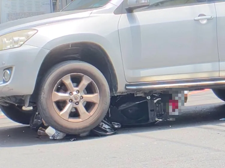 李姓婦人倒地被休旅車輾過，機車還卡在車底。台中市議員江和樹提供