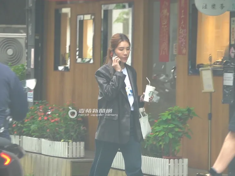 小禎一邊講電話一邊走向健身房。特勤中心攝
