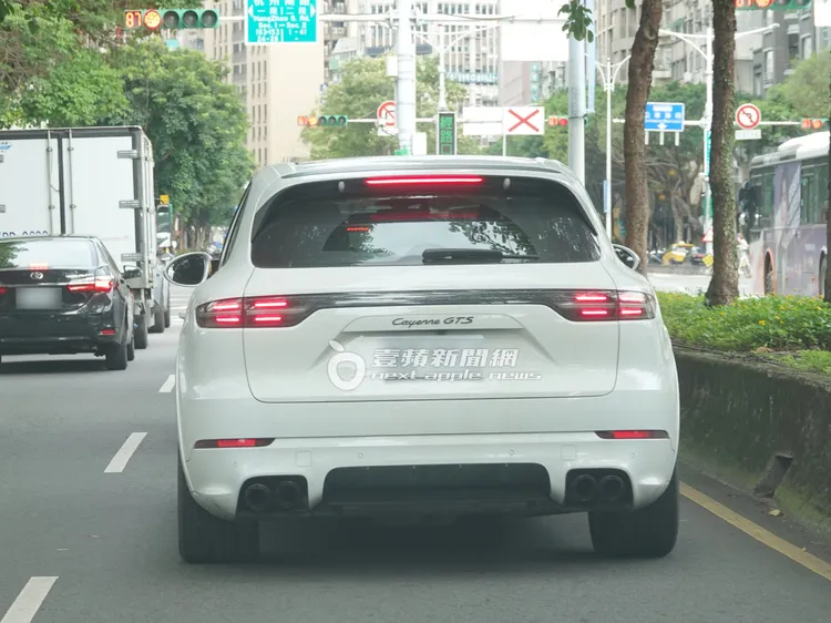 小禎要價608萬元起的白色Porsche Cayenne GTS。特勤中心攝