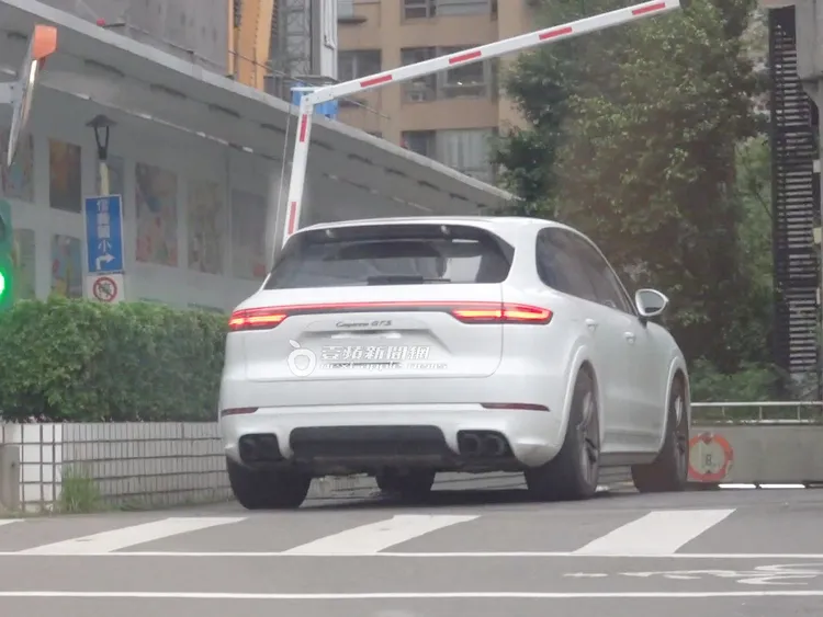 小禎離開健身房後，獨自開車返回信義路住處。特勤中心攝