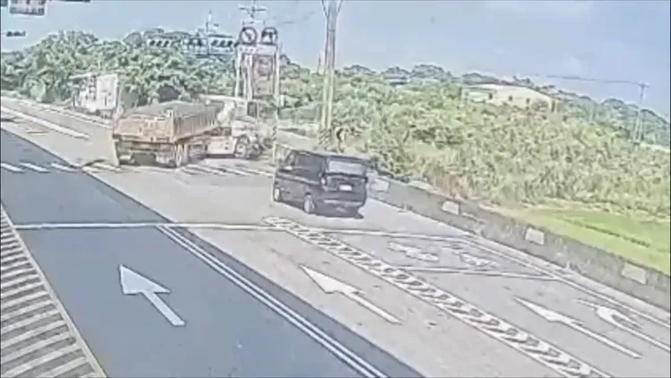 砂石車撞上機車瞬間。翻攝畫面