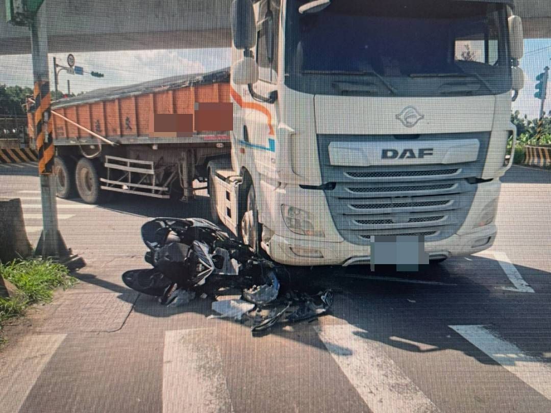 又是內輪差死角!砂石車右轉撞倒直行機車 騎士命大僅手腳擦挫傷