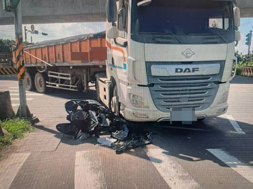 又是內輪差死角！砂石車右轉撞倒直行機車　騎士命大僅手腳擦挫傷