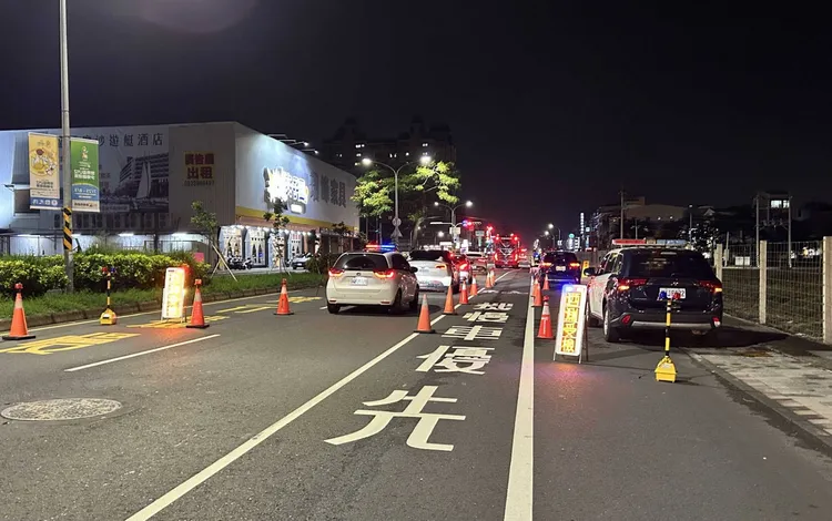 臺南市警局第三分局發動高強度路檢及攔查勤務。翻攝畫面