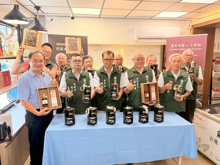 佳里區農會今天舉辦產品發表會，將優質的精品胡麻油介紹給消費者。莊曜聰攝