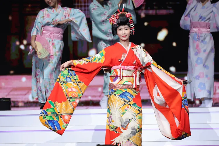 侯怡君身著和服扮演「蝴蝶夫人」大展國標舞的柔軟身段。高流提供