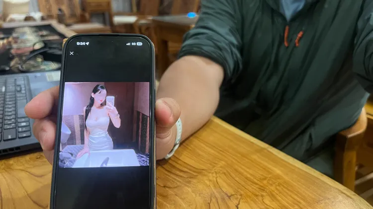 無辜遭受女房客牽連導致帳戶遭凍結的房東榮哥。鮮明攝