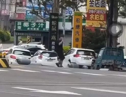 竹北司機「叼菸」搶救散落地面漏氣瓦斯桶。翻攝臉書社團《竹北人有事嗎？》
