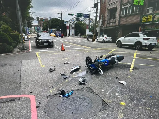 直行機車撞轉彎車　騎士倒地全身擦挫傷送醫