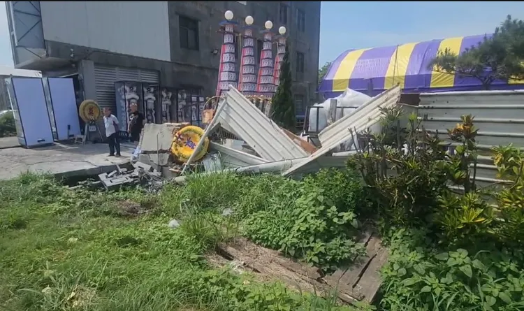 大貨車還失控衝撞民宅，喪家圍牆跟棚架都被撞爛。民眾提供